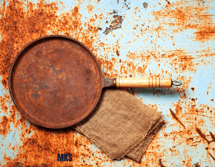 How to clean a rusty cast iron pan